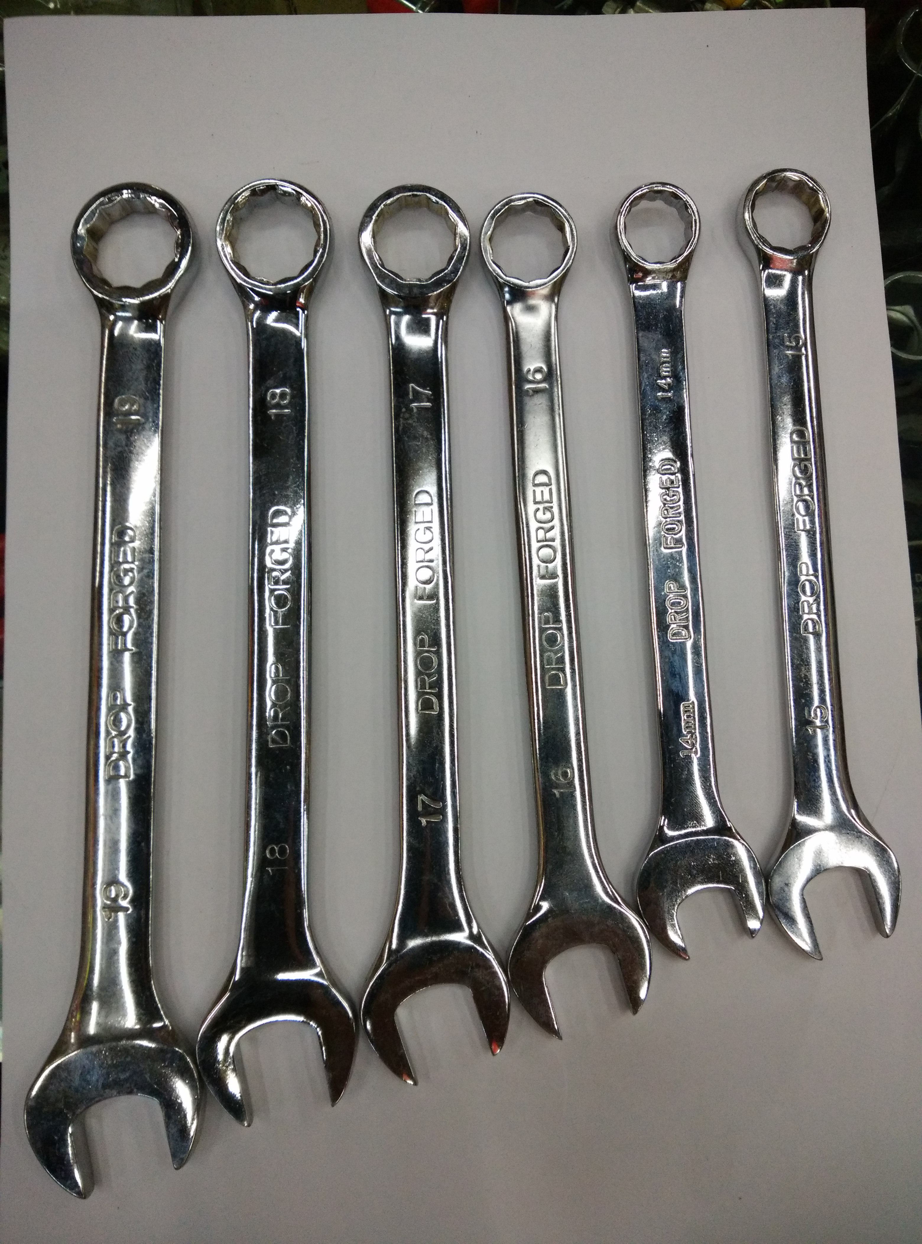 通过在内扳手体上设置固定伸缩组件和在外扳手体上设置的滑动轨道槽和锁扣槽可对内外扳手体的的插接伸缩进行位置锁定