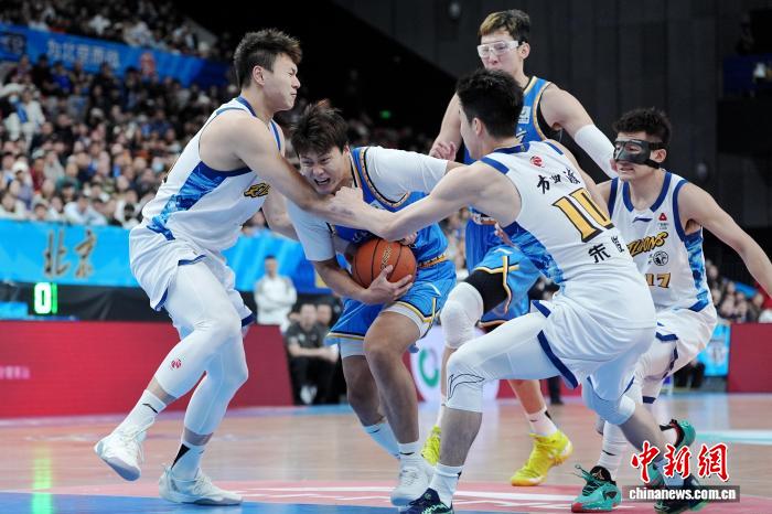 北京首钢主场85-91不敌浙江广厦，广厦以防守为主