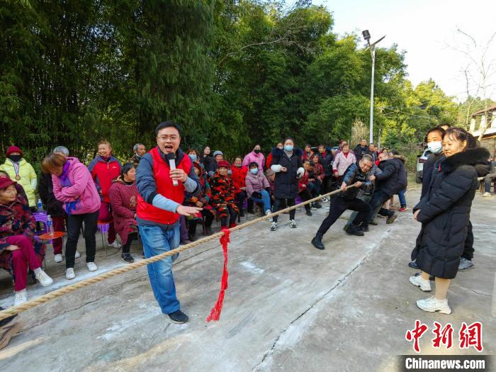 成都大运会火炬传递点燃追梦之路