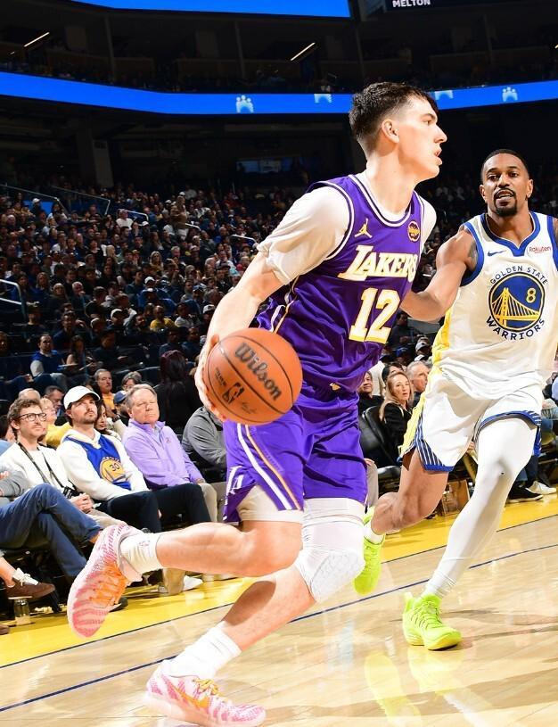 湖人轻取勇士终结三连败重返西部第四