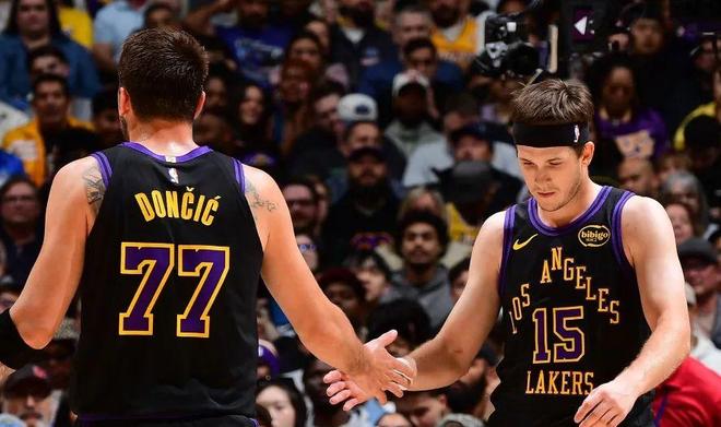 湖人双核缺阵仍胜火箭 詹姆斯13助攻引领团队逆