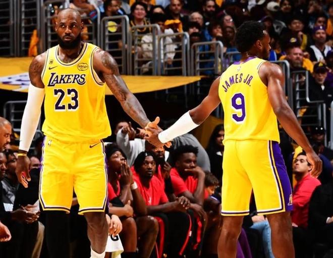 湖人双核缺阵仍胜火箭 詹姆斯13助攻引领团队逆