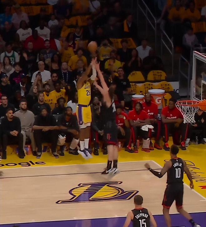 湖人双核缺阵仍胜火箭 詹姆斯13助攻引领团队逆