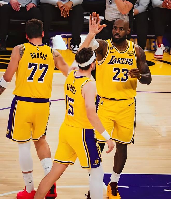 湖人双核缺阵仍胜火箭 詹姆斯13助攻引领团队逆