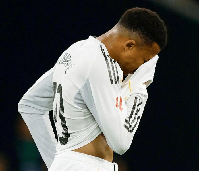 姆巴佩西甲赛场突感不适被换下 专家初步诊断左